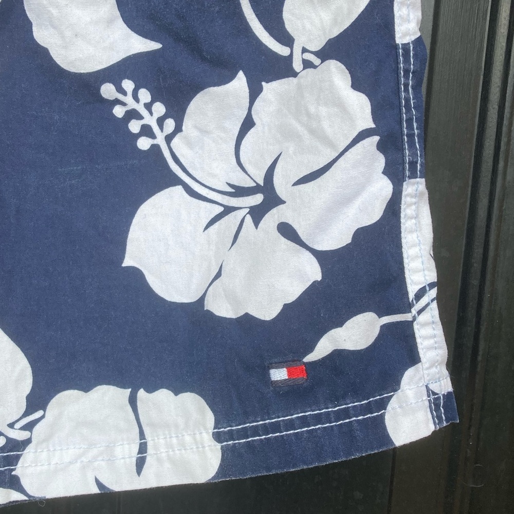 Tommy Hilfiger Hibiscus Floral Pattern Aloha Swim Trunks   Size M